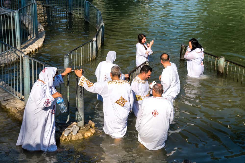Bautismo en Agua: El Rito Sagrado de la Purificación - iglesiasymisas