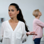 como-lidiar-cuando-tu-esposo-prioriza-a-su-familia-por-encima-de-ti