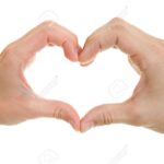 entrelazar-las-manos-el-gesto-que-une-corazones