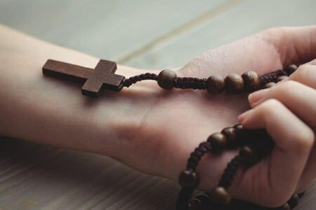 Rosario en la mano: La guía espiritual para encontrar la paz interior